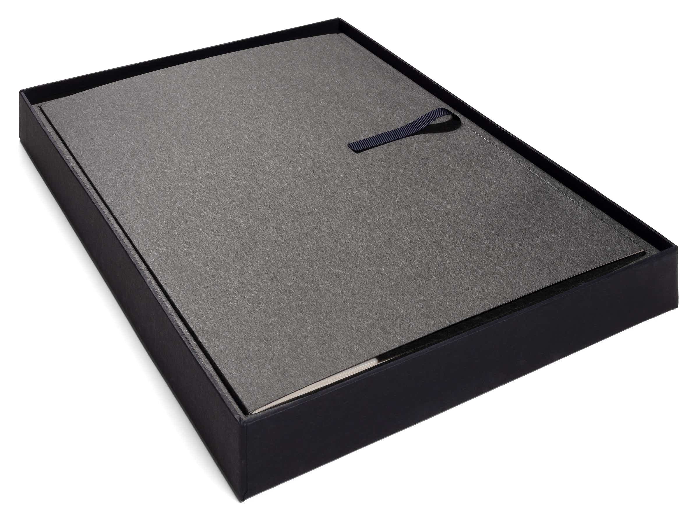 Box with artist book and original book: 33.4 x 23.9 x 4.0 cm